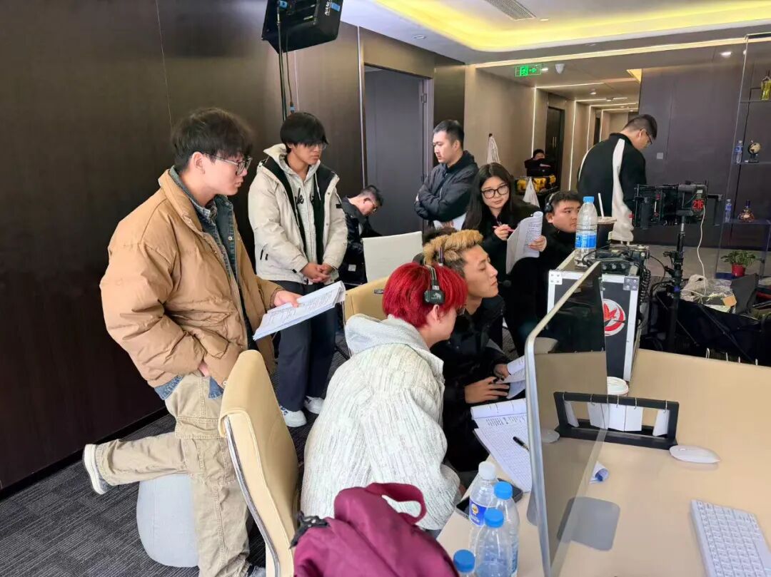 片場初體驗 短劇《反派自救攻略》拍攝，讓專業知識落地生根